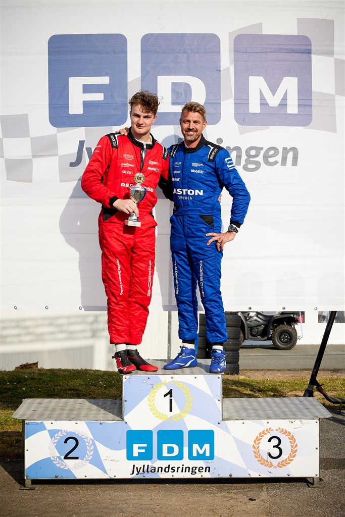 Det lykkedes igen for Gustav Krogh og Jesper Carlsen at kæmpe sig til tops på podiet med en klassesejr og en tredjeplads ved første afdeling af Danish Endurance Championship på Jyllandsringen.
(Foto: Porsche Danmark)